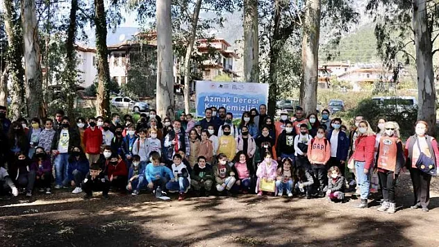 Öğrenciler Sakin Kent Akyaka'da azmak kenarı temizliği yaptı