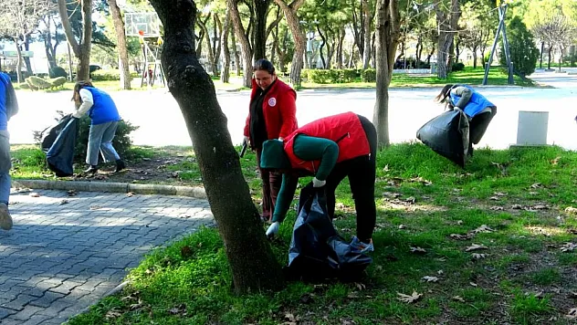 Öğrencilerden çevre temizliğinde örnek davranış
