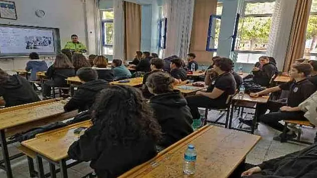 ÖĞRENCİLERE SINIF İÇİ TRAFİK KURAL İHLALLERİ EĞİTİMİ