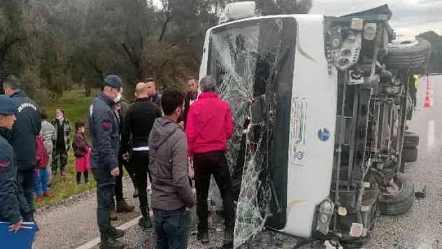 Öğrencilerin bulunduğu minibüs kaza yaptı: 12 yaralı