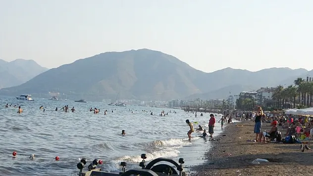 Okullar tatil oldu, Marmaris sahilleri dolmaya başladı