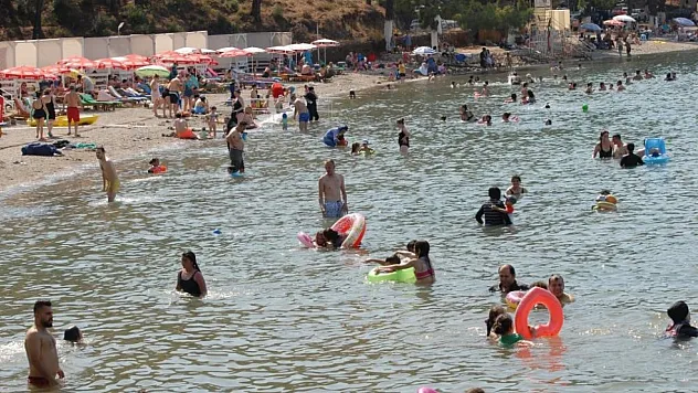 Okulun işlettiği mavi bayraklı plaj tatilcileri ağırlıyor