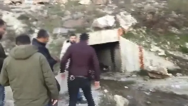 Öldürdükleri adamı torbaya koyup dereye attılar!