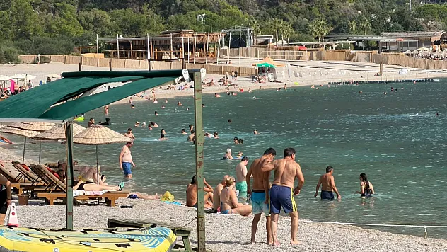 Ölüdeniz Belcekız Plajı'nda Pazar Yoğunluğu: Yazdan Kalma Bir Gün