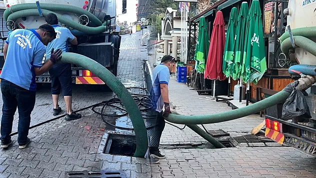 Ölüdeniz'de su baskınlarına karşı önlem: Tıkalı rögar ve kanallar temizlendi