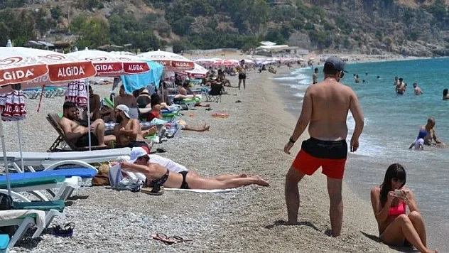 Ölüdeniz'de yerli ve yabancı turistlerden deniz keyfi
