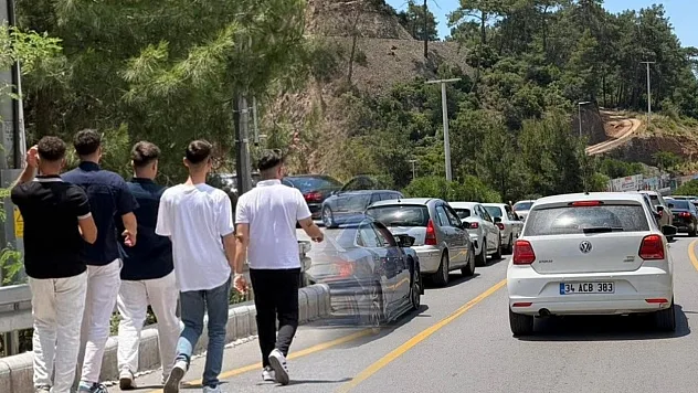 Ölüdeniz Yolunda 5 Kilometrelik Araç Kuyruğu! Tatilciler Araçlarını Bırakıp Plaja Yürüdü