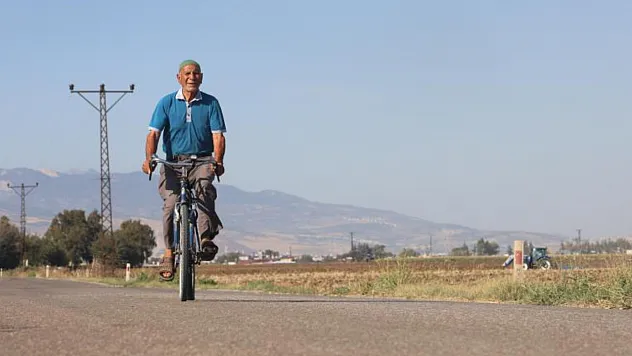 Ömrünü pedal çevirerek geçiren 85 yaşındaki yaşlı adam, 'Ne mazot ne gaz, pedal çevirmeye doyum olmaz' bilinciyle günde 20 kilometre yol katediyor