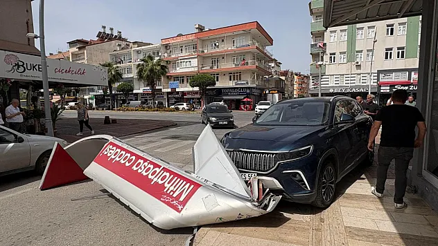 Önce otomobile ardından dev tabelaya çarptı