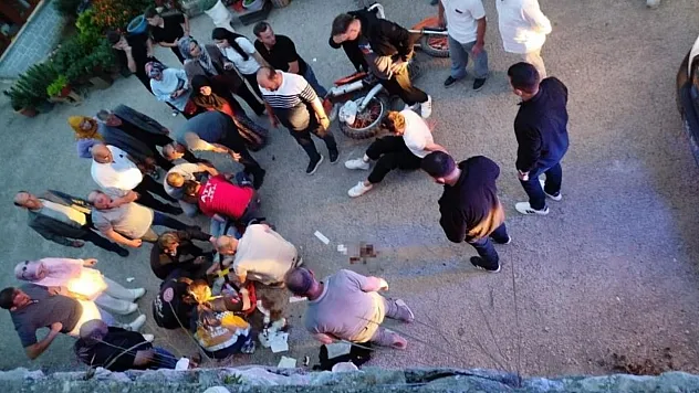 Öndeki aracı sollamak isteyen motosikletli istinat duvarından yere çakıldı: 2 yaralı