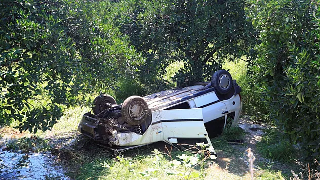 Önüne çıkan kediye çarpmamak için direksiyonu kırınca bahçeye uçtu