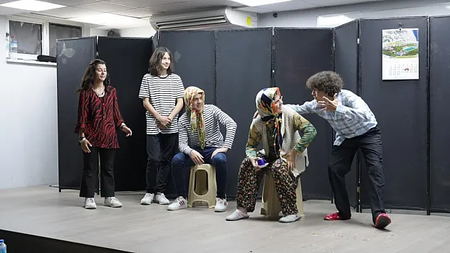 'Entrikalı Dolap Komedyası' sahnelendi