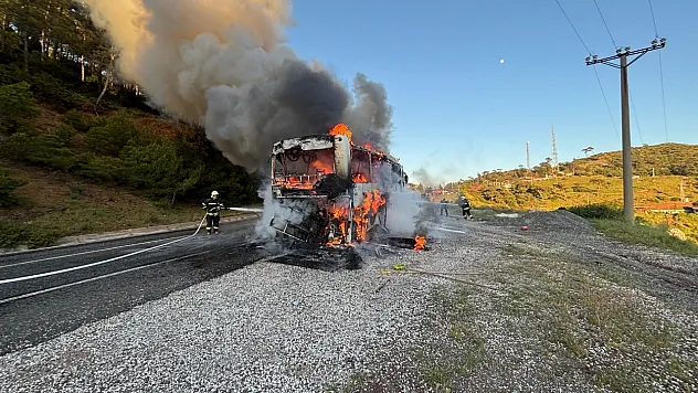 Otobüs alev topuna döndü, yolcular son anda kurtuldu