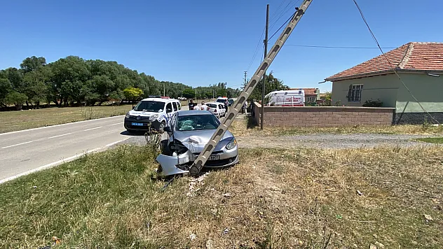 Otomobil Direğe Çarptı: 3 Yaralı