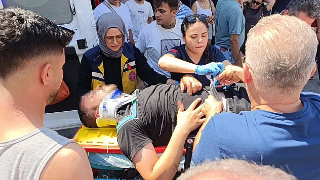 Otomobil ile çarpışan motosikletli metrelerce havaya savruldu
