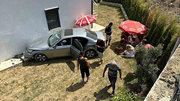 Otomobil metrelerce yükseklikten evin bahçesine düştü