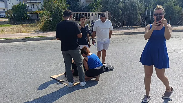 Otomobil motosiklete çarptı, otomobildeki yolcu yaralıyı bırakıp gazeteciyle uğraştı