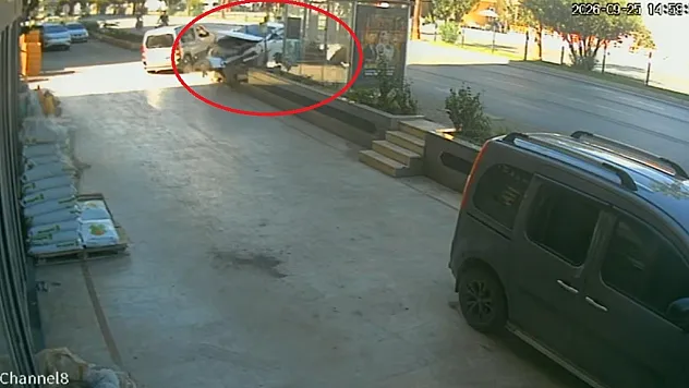 Otomobil önce yayaya çarptı ardından otobüs durağına daldı: 3 yaralı