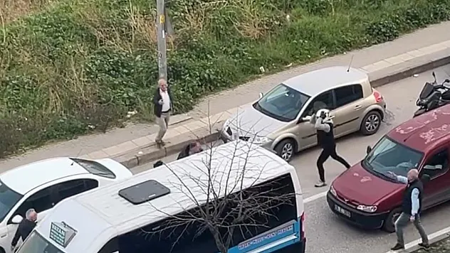 Otomobil sürücüsü motosikletliye copla saldırdı