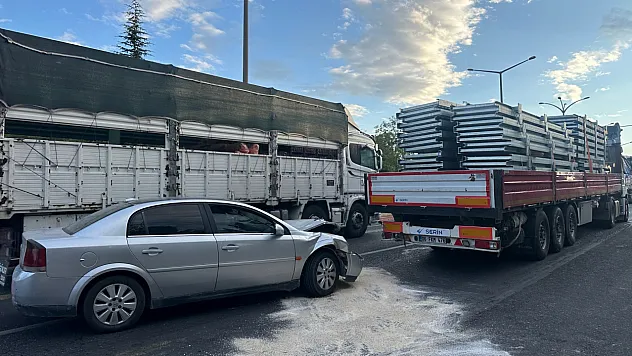 Otomobil tıra arkadan çarptı: 4 yaralı