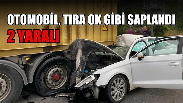 Otomobil, tıra ok gibi saplandı: 2 yaralı