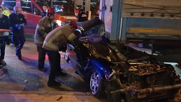Otomobil tırın altına girdi: Sürücü ağır yaralandı
