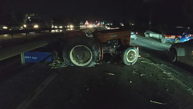 Otomobil traktöre arkadan çarptı: 2 ağır yaralı