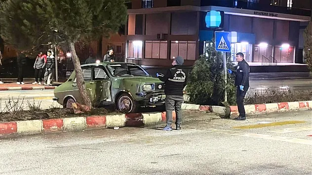Otomobil yayalara çarptı: 3 yaralı