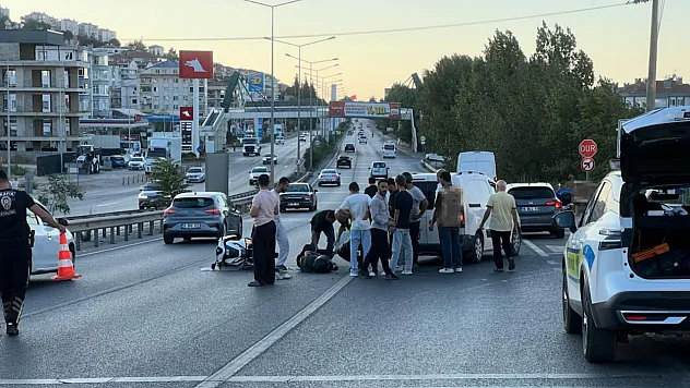 Otomobile çarpan genç motosiklet sürücüsü yola savruldu