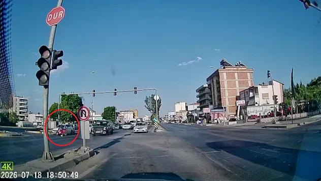 Otomobile çarpan motosiklet sürücüsünün kaskı fırladı, havada takla atıp yere savruldu