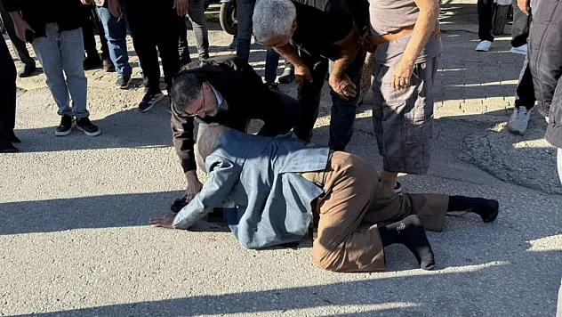 Otomobilin çarptığı yaşlı adama ilk müdahale yoldan geçen doktor belediye başkanından geldi