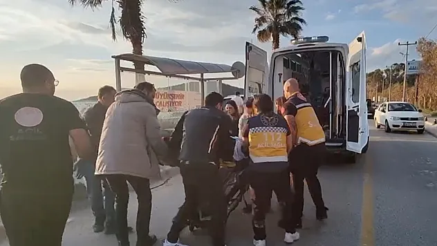 Otomobille çarpışan motosiklet durağa daldı: 2 yaralı