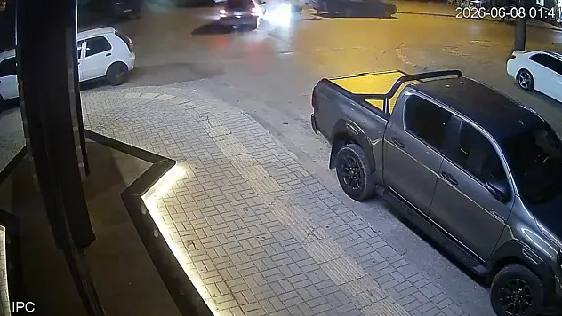 Otomobille çarpışan motosiklettekiler, metrelerce uçup park halindeki aracın bagajına çarptı