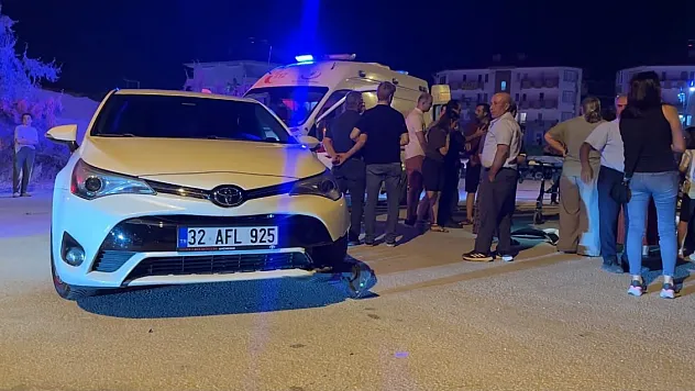 Otomobille çarpışan motosiklet kontrolden çıkınca yol kenarındaki çocuğa çarptı