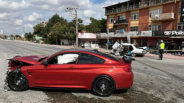 Otomobiller çarpıştı, Tofaş hurdaya döndü: 3'ü ağır 4 yaralı