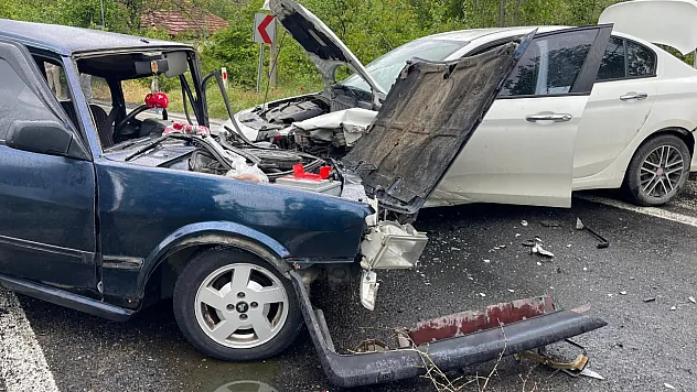 Otomobillerinin kafa kafaya çarpıştığı kazada 4 kişi yaralandı