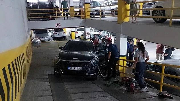 Otoparkta otomobilin altında kalan genç kadın yaralandı