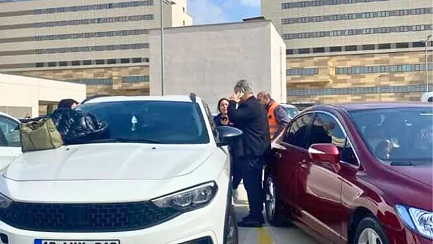 Otoparkta panik dolu anlar: Araçta kilitli kalan çocuk cam kırılarak kurtarıldı