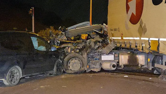 Otoyolda can pazarı! Tır sürücüsü hayatını kaybetti, 7 kişi yaralandı