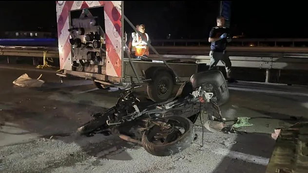 Otoyolda ikaz römorkuna çarpan motosikletli hayatını kaybetti
