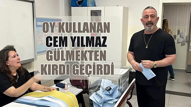 Oy kullanan Cem Yılmaz gülmekten kırdı geçirdi