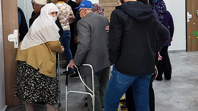 Oy Vermeye Bastonları Ve Tekerlekli Sandalyelerle Geldiler