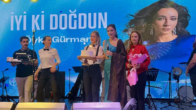 Öykü Gürman'dan Bodrum'da unutulmaz konser, sahnede doğum günü sürprizi