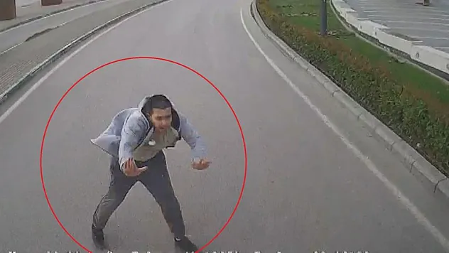 Öyle bir kaçtı ki! Az kalsın ölüyordu..