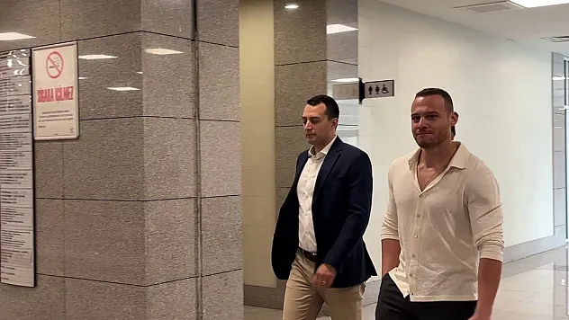 Oyuncu Kerem Bursin: 'AHBAP Derneğine 200 bin TL bağışta bulundum'