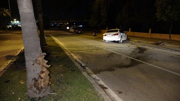 Palmiyeye çarpan lüks otomobil hurdaya döndü sürücüsü yaralandı