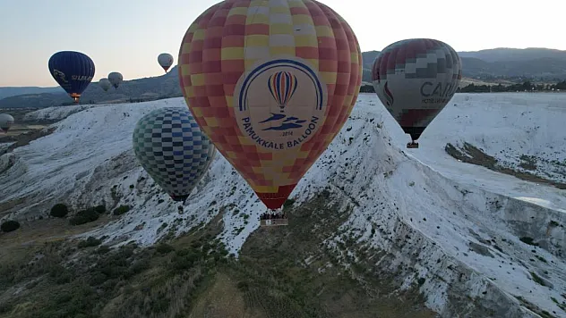 Pamukkale'de balonlar günde 300 turist ile birlikte yükseliyor