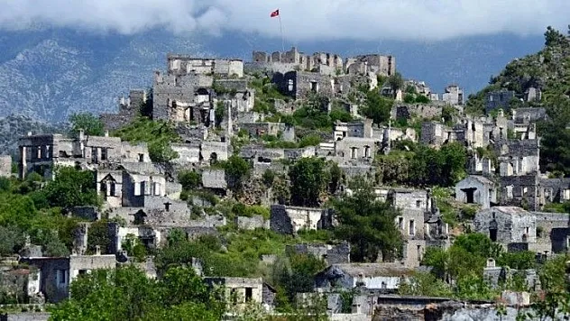 Pandemiye rağmen Kayaköy'e ziyaretçi akını