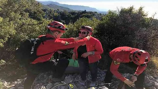 PARAŞÜTLE ACİL İNİŞ YAPAN TURİSTİ JAK EKİPLERİ KURTARDI