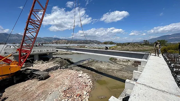 Patara Köprüsü'nün kirişleri yerleştirildi